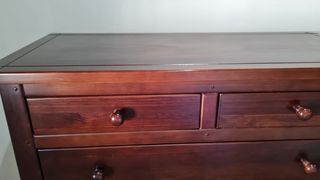 Cómoda de madera color nogal