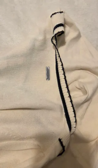 Cardigan panna con profili neri