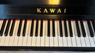 Piano acústico Kawai K2