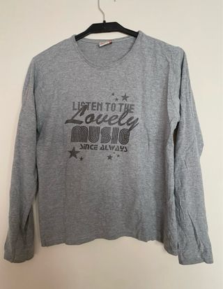 Camiseta gris manga larga con estampado