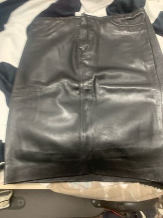 Falda de piel negra