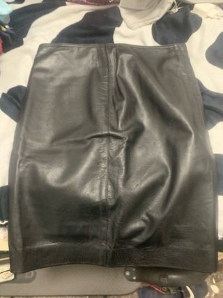 Falda de piel negra