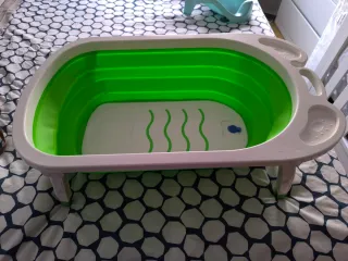Bañera plegable verde y asiento para bebe