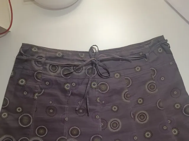 Falda morada con círculos