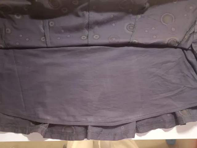 Falda morada con círculos