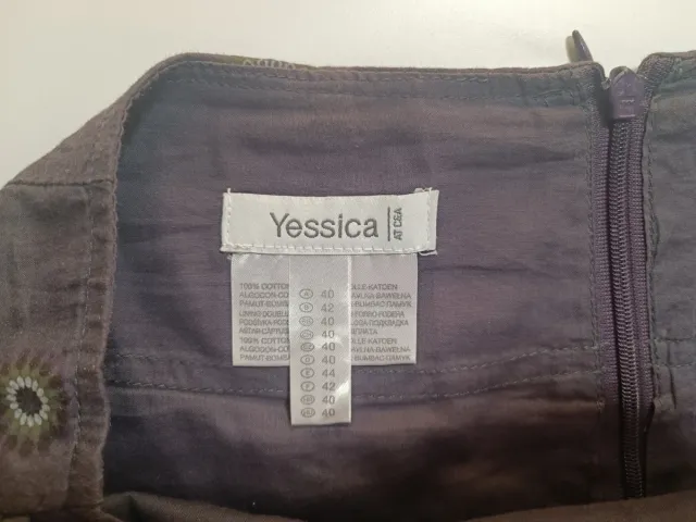 Falda morada con círculos