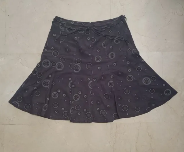 Falda morada con círculos