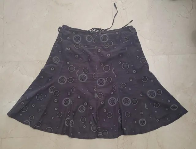 Falda morada con círculos