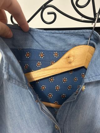 Camisa Hollister Azul con Detalles Rosas