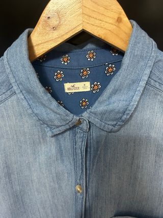 Camisa Hollister Azul con Detalles Rosas