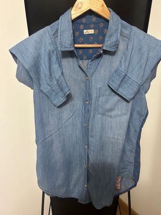 Camisa Hollister Azul con Detalles Rosas