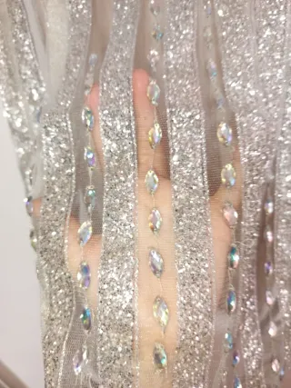 Vestido fiesta corto plateado y beige