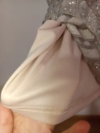 Vestido fiesta corto plateado y beige