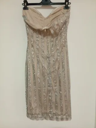 Vestido fiesta corto plateado y beige