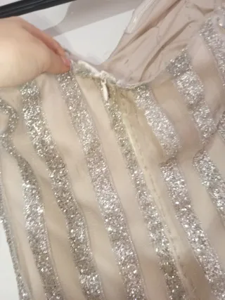 Vestido fiesta corto plateado y beige