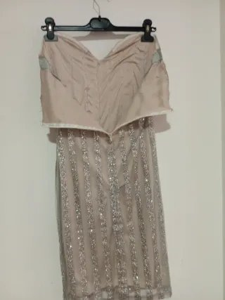 Vestido fiesta corto plateado y beige