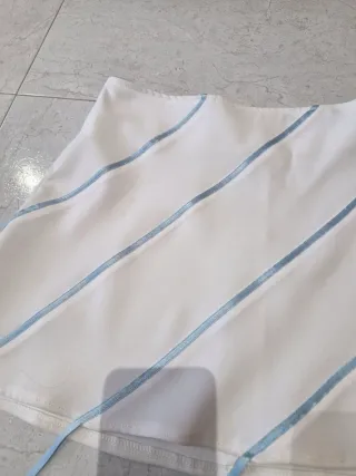 Falda blanca con lazos azules