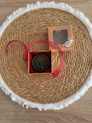 Jabón de regalo con lazo rojo