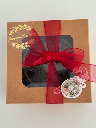 Jabón de regalo con lazo rojo