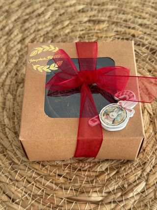 Jabón de regalo con lazo rojo