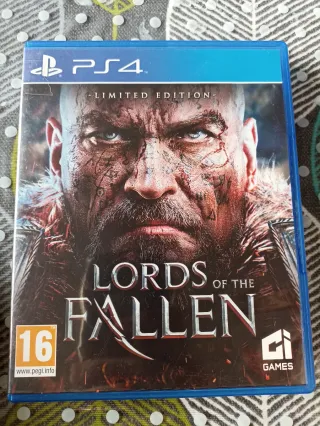 PlayStation 4 con tres mandos, cargador especial