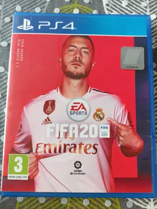 PlayStation 4 con tres mandos, cargador especial