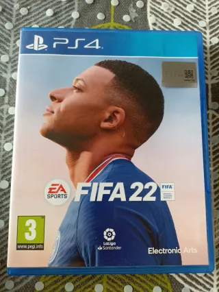 PlayStation 4 con tres mandos, cargador especial