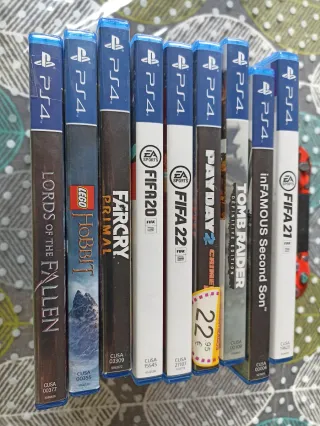 PlayStation 4 con tres mandos, cargador especial