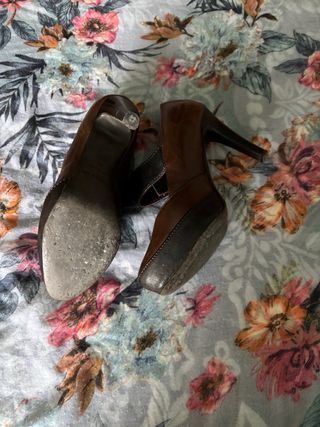 Zapatos de tacón Bimba y Lola marrones