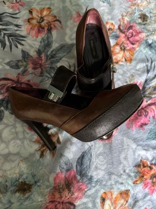 Zapatos de tacón Bimba y Lola marrones