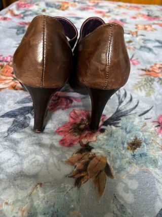 Zapatos de tacón Bimba y Lola marrones