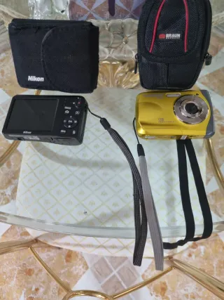 Fotocamere Nikon e Braun con accessori