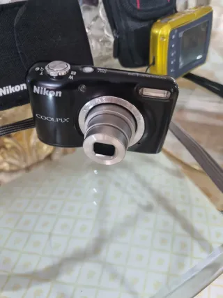 Fotocamere Nikon e Braun con accessori