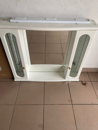 Móvel casa de banho branco com espelho