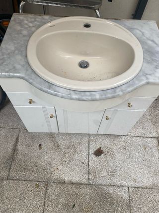 Móvel casa de banho branco com espelho