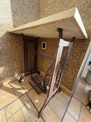 Mesa de forja para máquina de coser con mármol