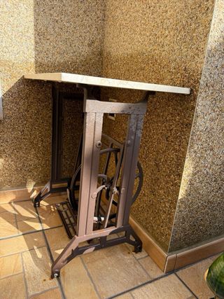 Mesa de forja para máquina de coser con mármol