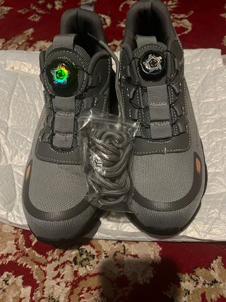 Zapatos de trabajo grises