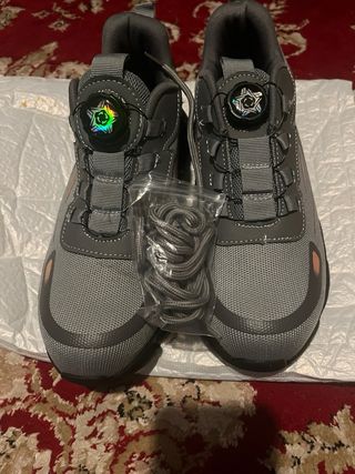 Zapatos de trabajo grises