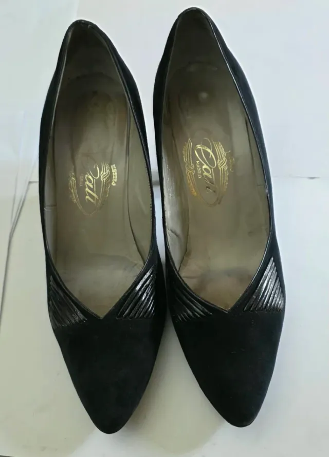 Zapatos de ante negro tacón alto