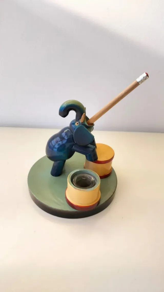 Escribania de madera vintage,  elefante