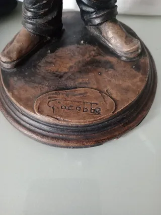 Statuetta uomo con anfore