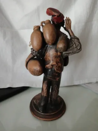Statuetta uomo con anfore