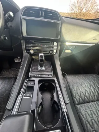 Jaguar F-Pace SVR 550cv 2019