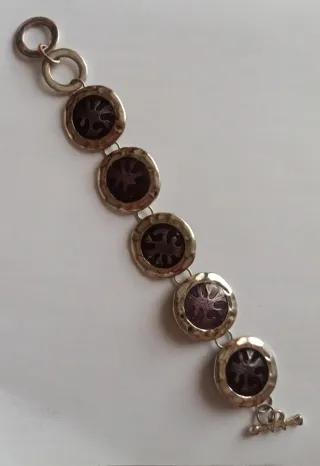 Pulsera de bisutería con medallones morados