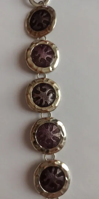 Pulsera de bisutería con medallones morados