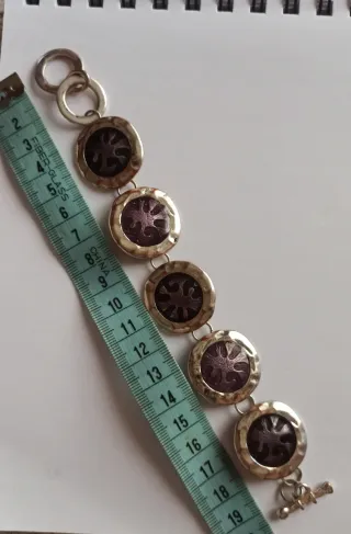Pulsera de bisutería con medallones morados