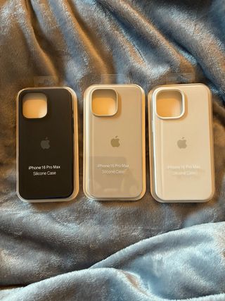 3 custodie in silicone per iPhone 16 Pro Max Apple
