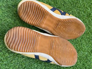 Zapatillas Asics Retro Amarillas y Azules