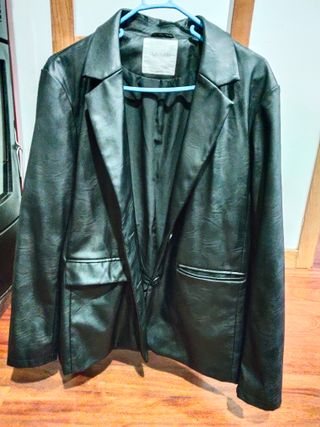 Americana efecto piel negra Talla 44